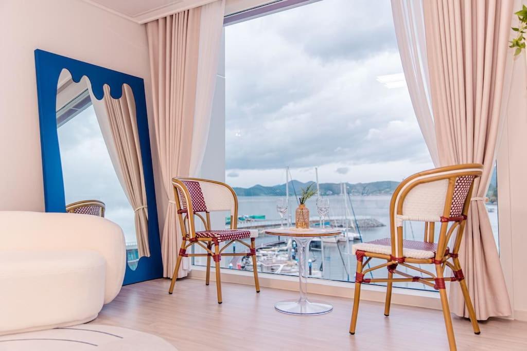 The Castle Ocean Suite Йосу Екстериор снимка