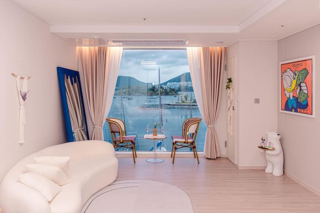 The Castle Ocean Suite Йосу Екстериор снимка