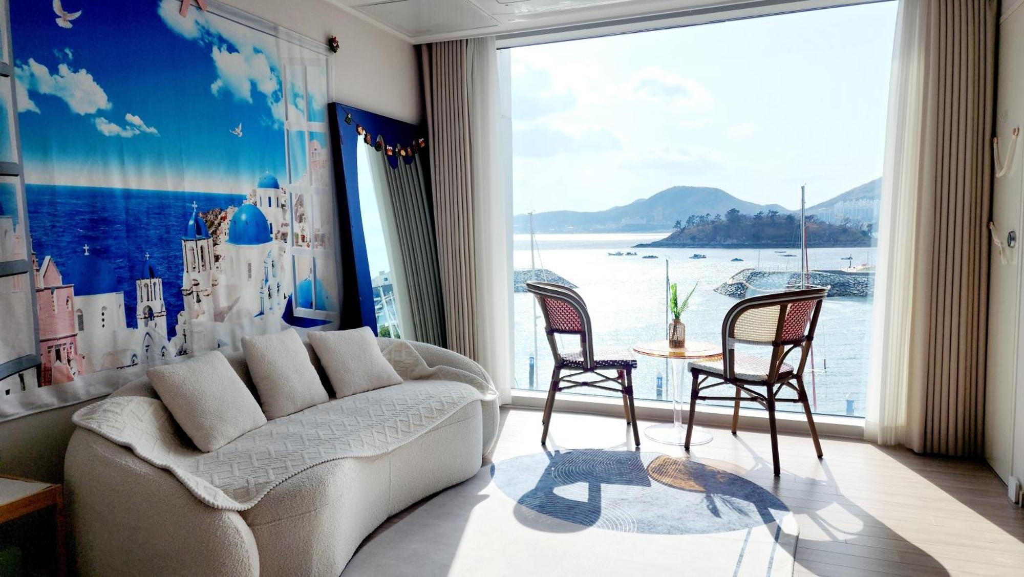 The Castle Ocean Suite Йосу Екстериор снимка